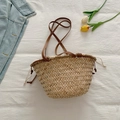 Stroh-Eimertasche mit braunem Lederriemen und Kordelzug für den perfekten Strandurlaub - Uni