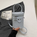 Detailansicht hellblaue gesteppte Eimertasche mit silbernen Kugeln und langem Schultergurt - Blau