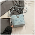 Hellblaue Eimertasche aus Webstoff und Leder mit elegantem weißem Fransen-Anhänger - Blauer Stil Mit Anhänger