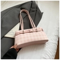 Dettaglio della borsa sottobraccio a quadri rosa con cinturini in pelle e fibbie - Rosa