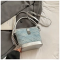 Blaue Denim Beuteltasche mit silbernem Lederbesatz und weißem Spitzenquasten Anhänger - Silberner Stil Mit Anhänger