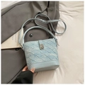 Hellblaue geflochtene Denim-Eimertasche mit Metallschloss und verstellbarem Riemen - Blauer Stil Ohne Anhänger