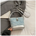 Hellblaue Bucket Bag in Denim-Optik mit silbernen Details und abnehmbarem Gurt - Silberner Stil Ohne Anhänger