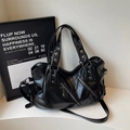 Große schwarze PU-Leder Reisetasche mit silbernen Reißverschlüssen und Nieten - Schwarz