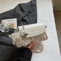 Detalle del bolso de cuero fruncido blanco crema con cadena de plata y dije de perla - Blanco Roto Con Colgante