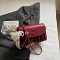 Detalle del bolso de cuero burdeos fruncido con cadena de plata y dije de perlas - Vino Tinto con Colgante