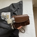 Detalle de bolso nube de cuero marrón con cadena y colgante de corazón de perlas - Café Con Amuletos