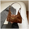Detailansicht der karamellfarbenen Achseltasche mit Falten-Design und goldener Schließe - Braun