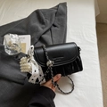 Detalle de bolso nube negro plisado con cadena plateada, perlas y adorno de corazón - Negro Con Colgante
