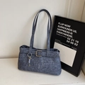 Schultertasche im blauen Denim-Stil mit Gürtelschnalle und silbernem Schlüsselanhänger - Mit Anhänger / Dunkelblau