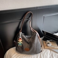 Borsa tote grigio scuro con cinturini in pelle marrone e ciondolo a forma di cartone - Marrone Tè Scuro (Con Pendente)