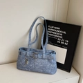 Hellblaue Denim-Schultertasche für Damen mit Schnallen und metallischen Anhängern - Mit Anhänger / Blau