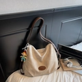 Elegante borsa tote in tela beige con spalline marroni e ciondolo decorativo - Khaki Con Pendente
