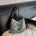 Borsa tote minimalista in tela celeste con manici marroni e ciondolo a forma di bambola - Blu con ciondolo