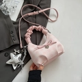 Sac à main Y2K à carreaux roses avec poignée froncée, nœud et pendentif étoile - Rose avec pendentif