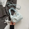 Sac à main à damier bleu et blanc avec pendentif étoile argentée et anse nouée - Bleu avec Pendentif