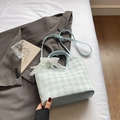 Détail du sac cabas vichy bleu clair avec bordure dentelle, perles et pendentif cœur - Bleu avec pendentif