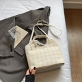 Dettaglio della borsa tote beige a quadretti con bordo in pizzo e ciondolo di perle - Bianco Sporco Con Pendente