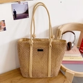 Detail der beige geflochtenen Tragetasche mit Gittermuster und schwarzem Lederpatch - Braun und Khaki