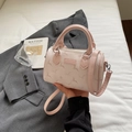 Detalle del bolso Boston con estampado de ciervos, correa ajustable y cremallera - Rosa