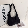 Sac à bandoulière noir plissé minimaliste avec poignée nuage et détails de cordon - Noir
