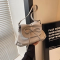 Détail du sac bandoulière en cuir gris clair avec nœud et base souple plissée - Gris clair