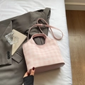 Sac bandoulière chic à carreaux rose et blanc avec bordure en similicuir et longue sangle - Rose Sans Pendentif
