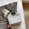 Sac fourre-tout gris à damier avec bandoulière réglable sur fond de veste - Argent Sans Pendentif
