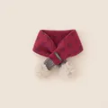 Bufanda cruzada de punto para niños en granate y gris con pompones de piel sintética - Estilo de Pompones Grises con Patchwork de Diamantes Geométricos