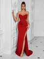 Detail eines eleganten roten schulterfreien Abendkleids mit Korsett und hohem Beinschlitz - M / Rot (Reißverschluss-Stil)