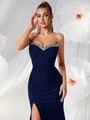 Elegante dunkelblaue schulterfreie Abendrobe mit Strassbesatz und hohem Beinschlitz - XS / Trägerloser geraffter Stil / Marineblau