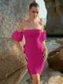 Nahaufnahme eines eleganten magentafarbenen trägerlosen Kleides mit Puffärmeln - XS / Rosarot