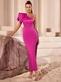 Details eines eleganten One-Shoulder-Abendkleids aus Satin in Rosenrot mit Schleife und Schlitz - S / Rosarot