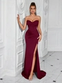 Elegantes weinrotes trägerloses Satin-Abendkleid mit Korsett-Mieder und hohem Schlitz - L / Burgunderrot (Schnürungs-Stil)