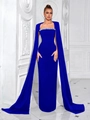 Dettaglio dell'abito da sera blu reale con scollo di strass e maniche a mantella con spacco - Blu