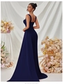 Vista detallada del vestido de noche azul oscuro con textura de tela y diseño de espalda - S / Azul marino