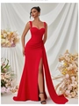 Vue détaillée de la robe de soirée rouge fendue avec un ruban décoratif au sol - XS / Rouge