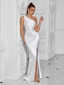 Détail du tissu en satin plissé élégant et de la fente haute de la robe de soirée blanche - Blanc