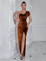 Detail der eleganten bernsteinbraunen Samt-Abendrobe mit Einzelschulter und hohem Schlitz - S / Dunkelbraun