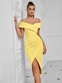 Elegant off-shoulder bodycon dress in bright yellow with side slit and ruched detail - XS / Light Yellow