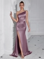 Robe longue asymétrique en satin violet avec détails froncés et fente haute pour la soirée - Mauve Clair