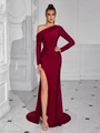 Detailansicht des eleganten weinroten Abendkleides mit Seitenschlitz und asymmetrischem Ärmel - XS / Burgunderrot
