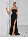 Detalle de la abertura alta lateral en elegante vestido de noche de lentejuelas negras - XS / Negro