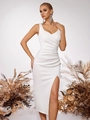 Robe élégante en satin blanc avec encolure dénudée et fente latérale flatteuse - XS / Blanc