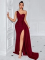 Elegantes burgunderrotes One-Shoulder-Satinabendkleid mit Taillenraffung und Seitenschlitz - XS / Burgunderrot