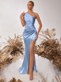 Robe élégante en satin bleu clair à une épaule, texture plissée et fente haute latérale - Bleu clair