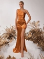Robe longue en satin bronze à une épaule avec taille plissée et fente haute - Brun Brillant