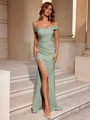 Elegantes salbeigrünes schulterfreies Maxikleid mit Raffungen und hohem Schlitz für Partys - Weiß-Grün