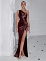 Robe élégante asymétrique en satin bordeaux avec détails plissés et fente latérale haute - Brun Rouge