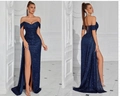 Elegantes tiefblaues Pailletten-Abendkleid mit schulterfreiem Ausschnitt und hohem Schlitz - XS / Marineblau